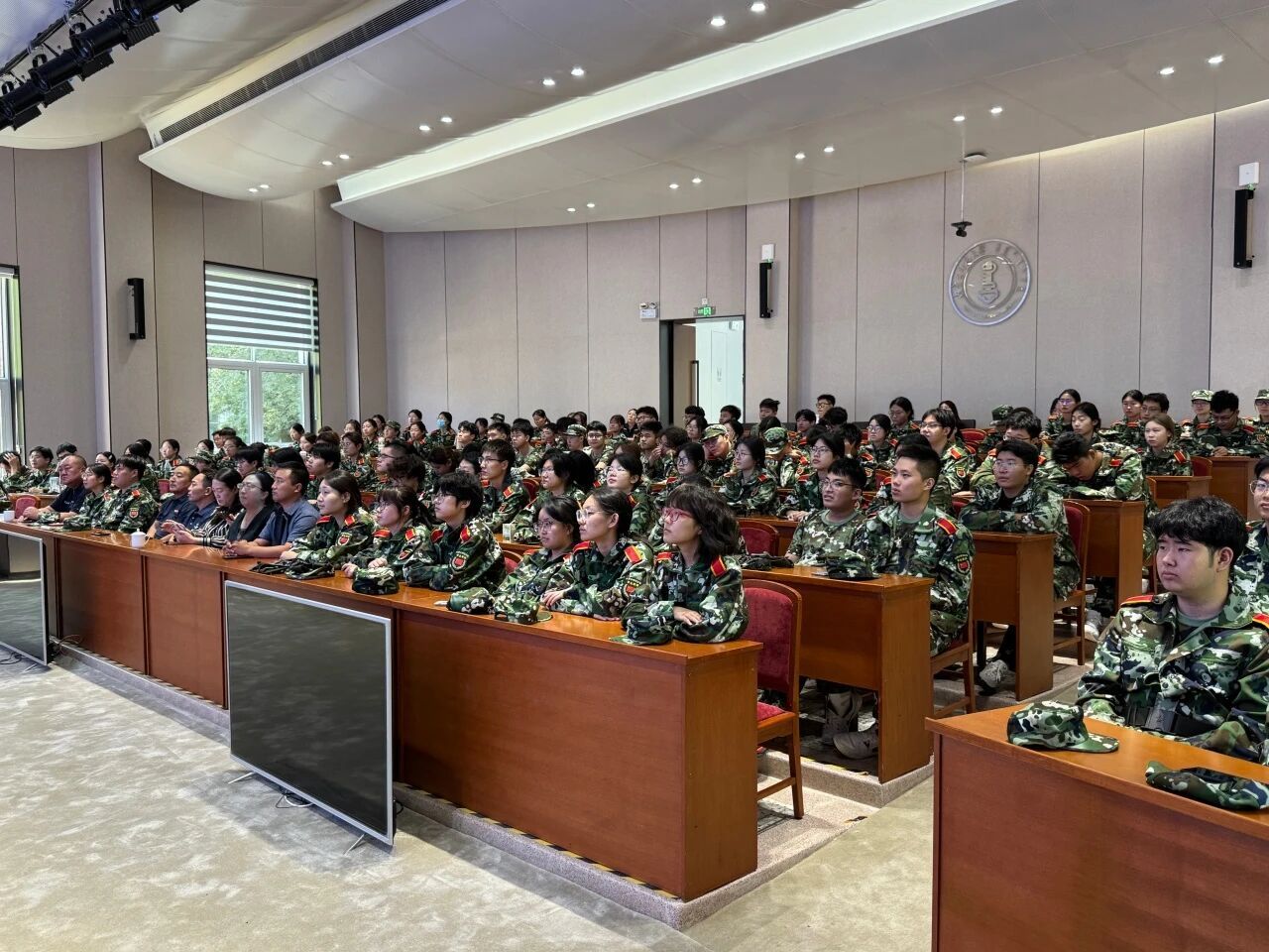 公司师生观看纪念中国人民抗日战争暨世界反法西斯战争胜利80周年阅兵仪式